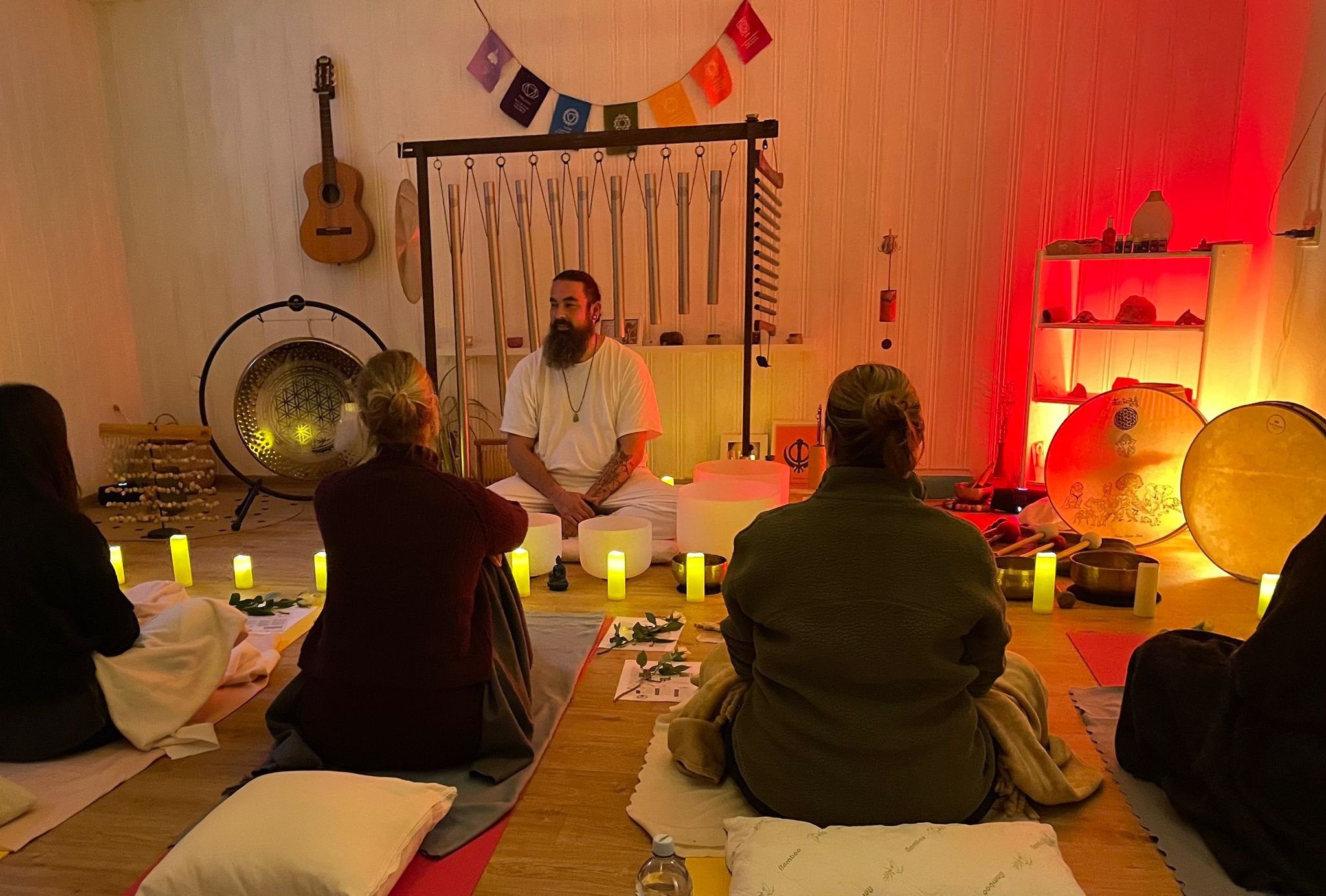 Florian bei einer Klangschalen-Session